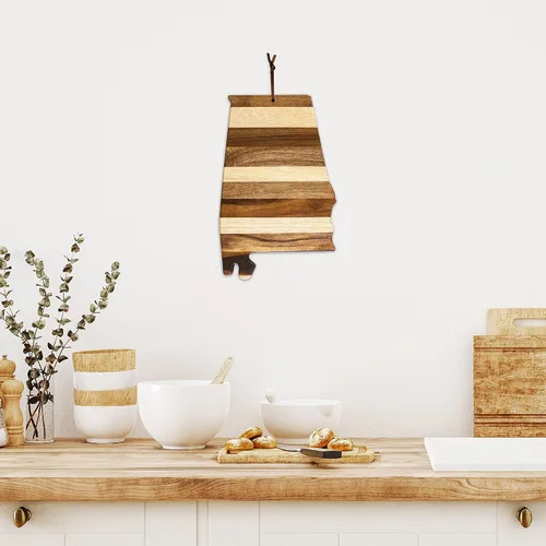 Vista 3 de Totally Bamboo Rock & Branch Shiplap Series Tabla de Cortar de Madera con Forma del Estado de Alabama y Bandeja para Servir Charcutería, Incluye