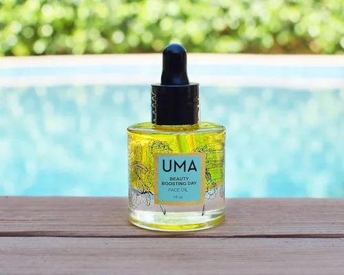 Vista 4 de UMA El aceite facial de día Beauty Boosting ayuda a hidratar la piel. Aceite facial hidratante ayurvédico para pieles sensibles a los tipos de piel
