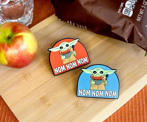 Vista 6 de Star Wars: The Mandalorian Grogu The Child Nom Nom Nom Clips magnéticos para chips, juego de 2 Abrazaderas para bolsas de plástico para aperitivos
