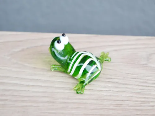 Vista 4 de Figura de rana de cristal verde – Miniatura soplada a mano estilo Murano – Adorno de rana coleccionable para estante, terrario o maceta – Regalo