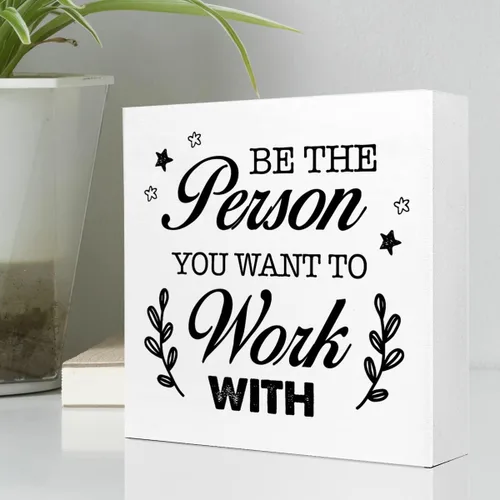 Vista 3 de Letrero de madera con texto en inglés "Be The Person You Want to Work", letrero inspirador para la oficina en casa y la decoración de escritorio