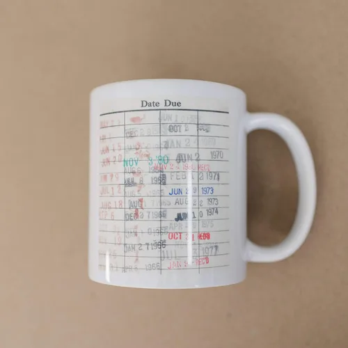 Vista 4 de Joyful Moose Taza de café con tarjeta de fecha de vencimiento de la biblioteca, regalo para lectores, bibliotecarios