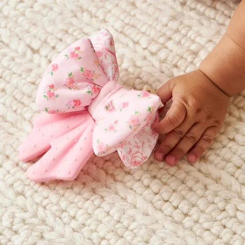 Vista 8 de Itzy Ritzy Juguete Mordedor Crinkle – El juguete de dentición con lazo incluye silicona, terciopelo y material crinkle; cuenta con múltiples