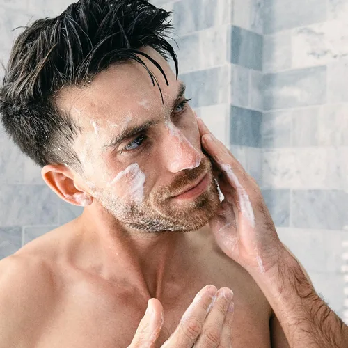 Vista 4 de Brickell Men's Products Rutina antienvejecimiento de gel mejorador, limpiador facial de gel e hidratante facial, set de regalo para el cuidado