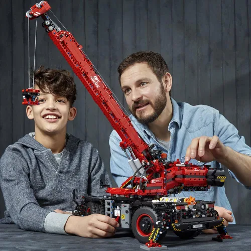 Vista 2 de LEGO Technic 42082 Kit de construcción de grúa para terreno rugoso (4,057 piezas)