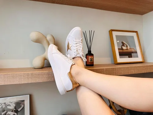 Vista 3 de FEVERSOLE Tenis de cuero sintético con cordones coloridos para mujer