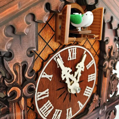 Vista 4 de JoonieHouse Reloj de cuco tradicional de la Selva Negra, reloj de pared decorativo de madera nueva con péndulo y función de timbre – Relojes