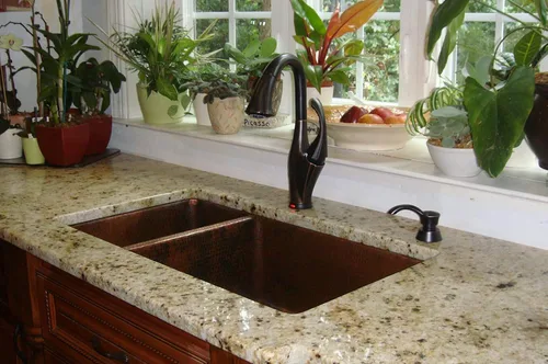 Vista 6 de Premier Copper Products K25DB33199 - Fregadero de cocina de cobre martillado de 33 pulgadas, 25/75, bronce aceitado