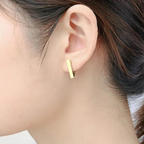 Vista 4 de HELFNE Aretes de cartílago hechos a mano con triángulo de oro de 14 quilates para mujer de oro real pequeños aretes geométricos de plata