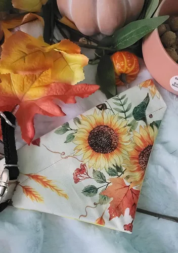 Vista 4 de Bandana para perro con hojas de otoño que se desliza en el tamaño de su collar existente (XS)