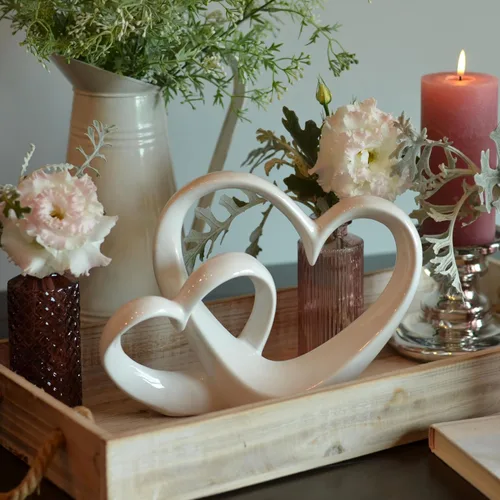 Vista 3 de Eternity - Escultura de doble corazón, arte moderno decorativo, gres esmaltado blanco, 10 1/4 pulgadas de alto
