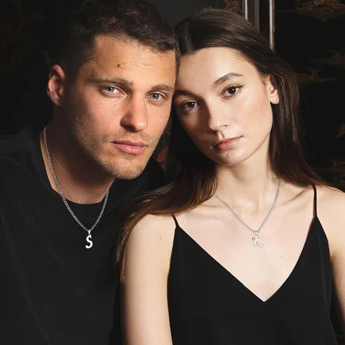 Vista 4 de LUXEJEW Collares con inicial de cadena cubana de oro para hombres, dije de letra, collar con inicial para hombres, niños y mujeres, collares