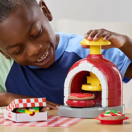 Vista 3 de Play-Doh Stamp & Spin Pizza Playset, 8 accesorios y 5 colores, juguetes de comida y cocina para niños, a partir de 3 años