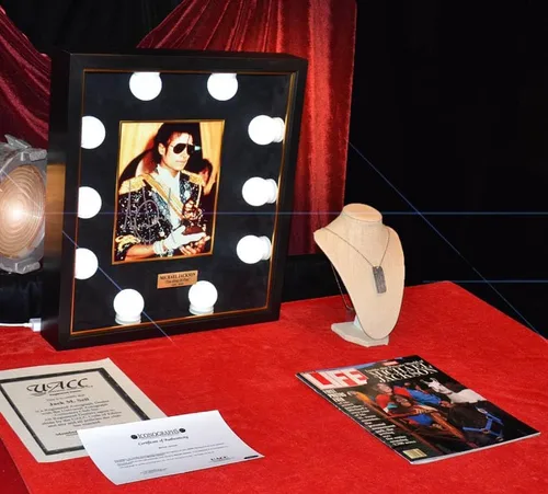 Vista 5 de MICHAEL JACKSON AUTOGRAPH Foto RARA firmada, marco iluminado, UACC RD#228 COA