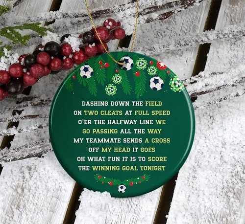 Vista 2 de Adorno redondo de cerámica de fútbol – Jingle All The Way – Adorno de Navidad – Adorno de Navidad para regalo de jugador de fútbol – Adorno