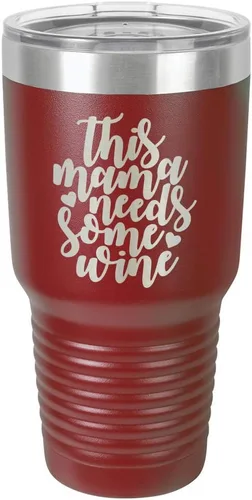 Vista 9 de Taza de viaje con texto en inglés "This Mama NEEDS SOME WINE 30oz con pajita grabada con láser, con divertidas citas en comparar con Yeti Rambler