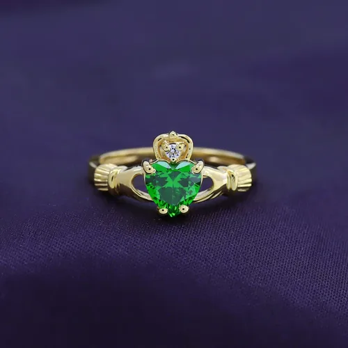Vista 2 de Anillo Claddagh con piedra natal simulada y circonita cúbica en oro de 14 quilates sobre plata esterlina Plata chapada en oro amarillo.