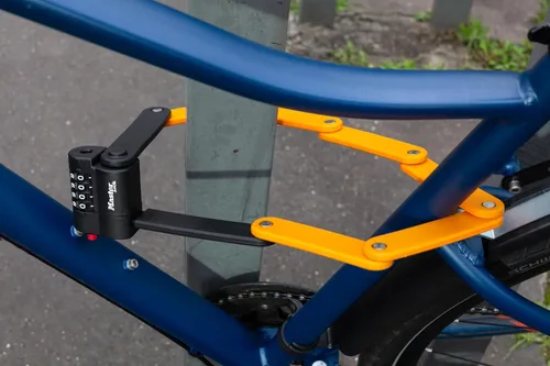 Vista 7 de Master Lock Cerradura plegable para bicicleta con eslabones de acero endurecido naranja, cerradura de bicicleta antirrobo resistente con combinación