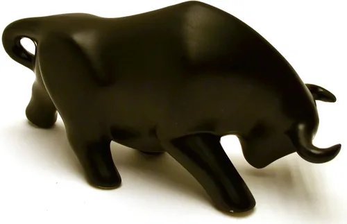 Vista 2 de Toro de escultura de cerámica hecho a mano y pintado a mano. Figura decorativa (tamaño pequeño 9.45 x 5.51 x 3.94 pulgadas) (negro mate)