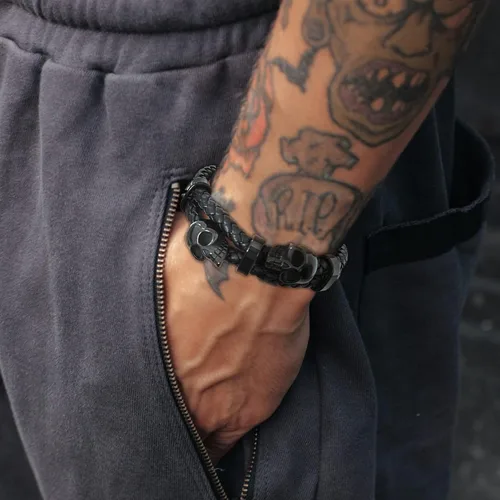 Vista 2 de Pulsera de Cuero de Doble Fila con Calavera para Hombre, Pulsera Trenzada con Calavera Negra o Plateada para Hombre, Joyería Punk Masculina