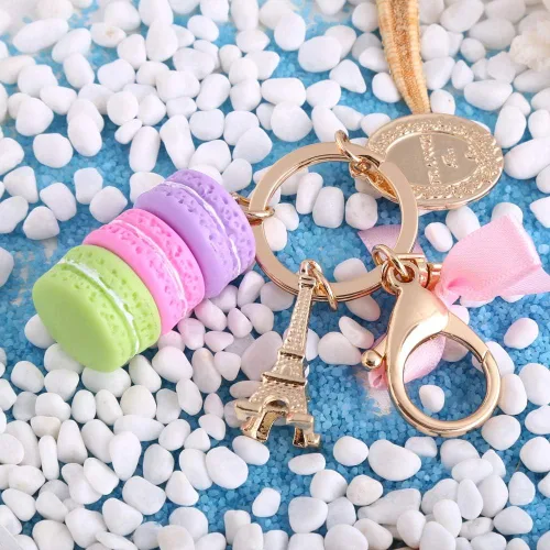 Vista 2 de Macaroon - Llavero con diseño de torre Eiffel para helados, coloridos y bonitos llaveros de aleación para mujer, colgante de bolso rosa, Púrpura
