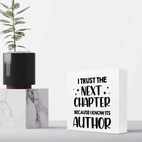 Vista 4 de Letrero de madera con texto en inglés "I Trust Next Chapter Because I Know Its Author", decoración de escritorio inspiradora de madera, placa