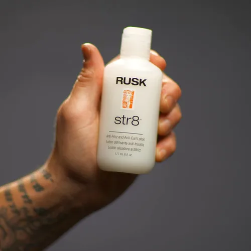 Vista 3 de RUSK Designer Collection Str8 Loción antiencrespamiento y antirizos, 6 onzas, ligera y sin grasa, elimina temporalmente los rizos y elimina