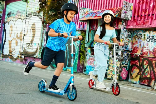 Vista 9 de Razor Patinete A5 Lux Kick para niños de 8 años en adelante, ruedas de uretano de 8 pulgadas, acabado anodizado con colores y gráficos llamativos