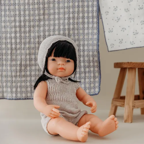 Vista 2 de Muñeca de bebé anatómicamente correcta de 15 pulgadas de Miniland, Chica asiática