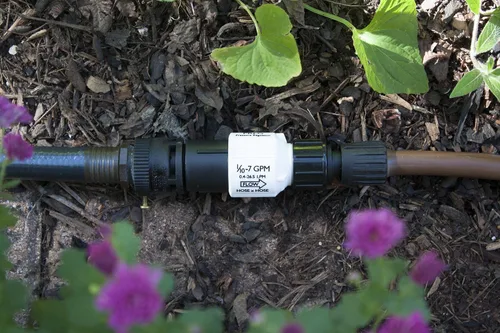 Vista 4 de Kit adaptador de grifo de riego por goteo: Conecta tubo de 1,27 cm al grifo o a la manguera, protector contra reflujo, filtro, regulador de presión