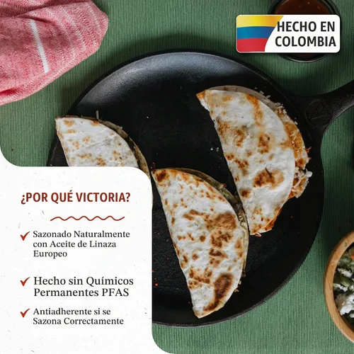 Vista 2 de Victoria - Sartén de hierro fundido tipo comal de 10.5 pulgadas con un mango largo, pre-curada con aceite de linaza, fabricada en Colombia