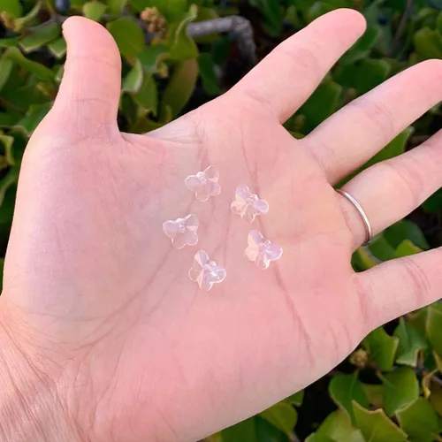 Vista 2 de 20 colgantes de cristal de mariposa checa de 0.394 in (0.39 pulgadas) abril transparente piedra natal agujero lateral cuentas para joyería artesanía