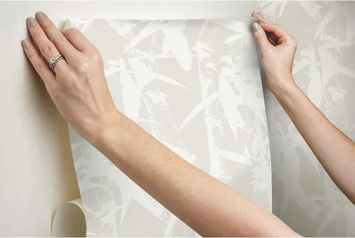 Vista 4 de RoomMates RMK12078WP - Papel pintado moderno de bambú para despegar y pegar, color marrón Beige Bronceado