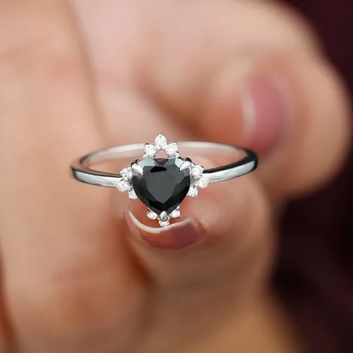 Vista 4 de Anillo de promesa de ónix negro con forma de corazón certificado con moissanita 1 pieza Calidad AAA