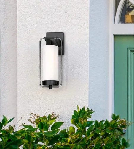 Vista 7 de Westinghouse 6114400 Galtero - Lámpara de pared contemporánea de una sola luz para exteriores, negro mate y acabado de aluminio envejecido, vidrio