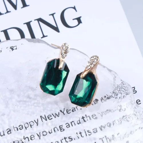 Vista 4 de Yheakne Aretes colgantes de esmeralda vintage, aretes de cristal verde esmeralda, aretes de tuerca cúbicos dorados, aretes de boda verdes, joyería