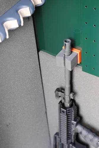Vista 4 de Peregrine Field Gear Organizador de pistola magnética para vehículo, seguro - hasta 12 ga - naranja y gris