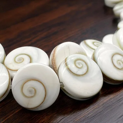 Vista 5 de ABCGEMS Shiva Eye Shell Beads Indonesia Auténtica Región Indo-Pacífico (patrón geométrico de matriz de doble cara) de origen ético – Producción