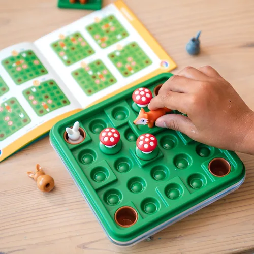 Vista 7 de SmartGames – Juego de rompecabezas lógico Jump in' con conejos, zorros y hongos, 60 desafíos, juego cerebral STEM, rompecabezas de viaje para niños