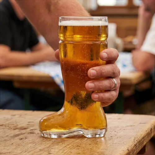 Vista 2 de Final Touch 1 litro de vidrio de cerveza Das Boot (GG5001) Large 33oz (1L) capacity, classic German-style boot shape, machine-blown glass, novelty