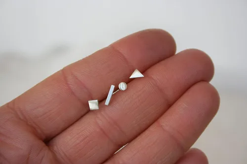 Vista 6 de Juego de pequeños aretes de tuerca con forma geométrica, pequeños aretes de plata esterlina, segundo piercing, tercer piercing, caramelo de oreja