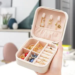 Vista 8 de Mini joyero portátil de viaje de cuero para joyas de anillo organizador caja de regalo de almacenamiento para niñas y mujeres (blanco).