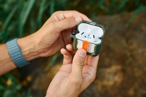 Vista 3 de UAG - Funda de plasma para AirPods 5 2026 con tapa y mosquetón Verde oliva (Olive Drab)