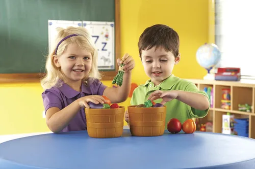 Vista 2 de Canasto de fruta New Sprouts de Learning Resources, alimentos de juguete para fingir, juguetes de cocina, set de 10 piezas, para niños mayores de 18