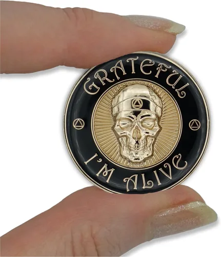 Vista 7 de The Token Shop - Moneda de sobriedad de Grateful I'm Alive, medallón de chip AA de calavera esculpida en 3D, alcohólicos anónimos de oración de Oro