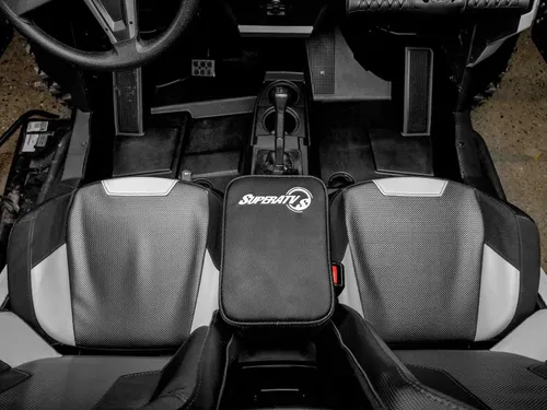 Vista 2 de SuperATV Almacenamiento de armas con reposabrazos para Polaris RZR 900/1000 / Turbo Compartimento con cerradura 2 llaves incluidas Exterior