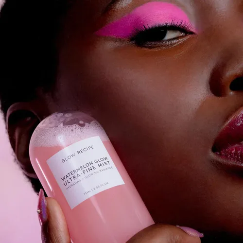 Vista 5 de Glow Recipe Watermelon Glow Spray Facial + Bruma Hidratante - Neblina ultrafina para el rostro con ácido hialurónico + AHA de hibisco para refrescar