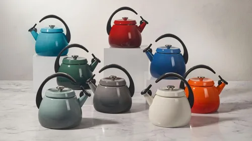 Vista 5 de Le Creuset - Tetera de cloche esmaltada en acero, 2.2 cuartos de galón, Cerise