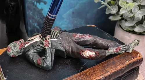 Vista 8 de Ebros Gift Walking Dead Walker Hunter Empaled Zombie - Soporte para lápices de escritorio de oficina de 6.75 pulgadas de largo