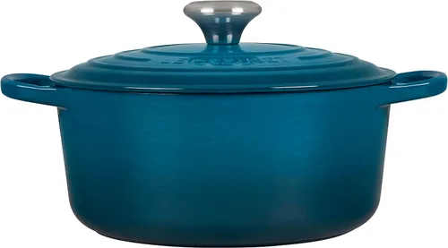 Vista 2 de Le Creuset Horno holandés redondo de hierro fundido esmaltado, 4.5 cuartos de galón, verde azulado profundo